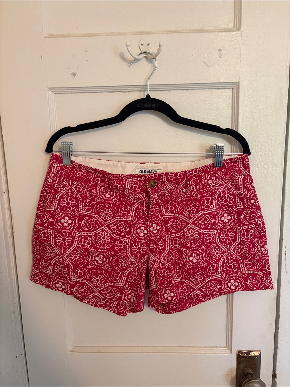 Old Navy Red Floral-Print Women’s Shorts - Picture 1 of 3